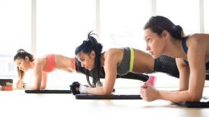 luyện tập yoga đổ mồ hôi giúp thải độc